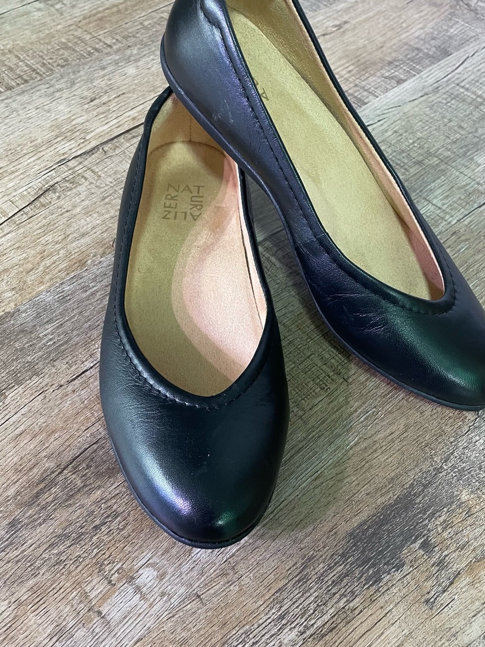Naturalizer Black Leather Round-Toe Ballet Flats